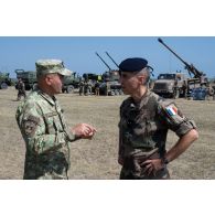 Le général Loïc Girard discute avec son homologue roumain Daniel Condruz lors des manoeuvres d'artillerie sur la base du Cap Midia, en Roumanie.