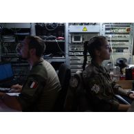 Des opérateurs du centre de management de la Défense dans la 3e dimension (CMD3D) travaillent à leur poste à Cap Midia, en Roumanie.
