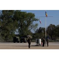 Des soldats  hissent les couleurs sur la place d'armes de Cap Midia, en Roumanie.