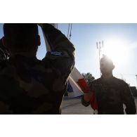 Des soldats descendent le drapeau français sur la place d'armes de Cap Midia, en Roumanie.