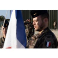 Des soldats descendent le drapeau français sur la place d'armes de Cap Midia, en Roumanie.