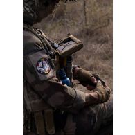 Un soldat de la section robotique renseignement d'infanterie (SRRI) du 35e régiment d'infanterie (RI) recueille du renseignement par micro-drone Black Hornet à Babadag, en Roumanie.