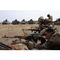 Des soldats français et luxembouregois tirent au fusil de précision Dragunov à Babadag, en Roumanie.