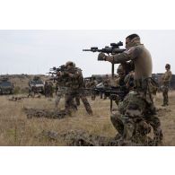Des soldats français et roumains s'exercent au tir au fusil d'assaut Steyr Aug à Babadag, en Roumanie.