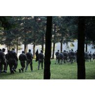 Des soldats roumains de la 61e brigade de montagne se mettent en place pour une cérémonie d'ouverture d'exercice à Brădet, en Roumanie.