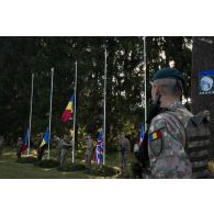 Lever des couleurs interalliées pour une cérémonie d'ouverture d'exercice à Brădet, en Roumanie.