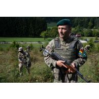 Un soldat roumain de la 61e brigade de montagne reconnait le secteur de Brădet, en Roumanie.