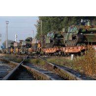 Convoyage des chars AMX-Leclerc et des véhicules blindés de combat d'infanterie (VBCI) en gare de Voila, en Roumanie.