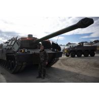 Arrivée d'un char AMX-Leclerc et d'un véhicule blindé de combat d'infanterie (VBCI) à Cincu, en Roumanie.