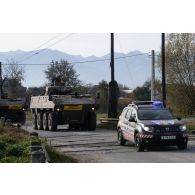 La police militaire roumaine sécurise l'arrivée des véhicules blindés de combat d'infanterie (VBCI) du 1er régiment de chasseurs (RCh) en gare de Voila, en Roumanie.