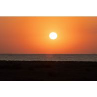 Lever de soleil sur la mer Noire au Cap Midia, en Roumanie.