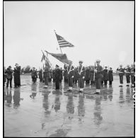 Salut aux drapeaux lors de la cérémonie officielle du baptême de l'avion France Libre le 25 octobre 1944 au Bourget.