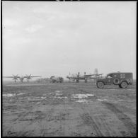 Des avions Martin B-26 Marauder stationnent sur un terrain d'aviation.