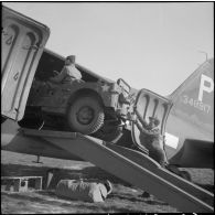 Chargement d'une jeep à bord d'un Douglas C-47.