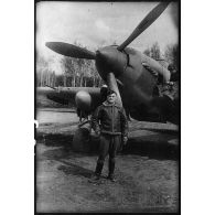L'aspirant Charles Monier, pilote, pose devant un  Yakovlev Yak-9.