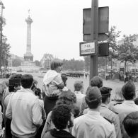 Vue de la foule sur la place de la Bastille lors de la cérémonie militaire du 14 juillet 1979.