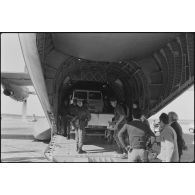 Débarquement d'un véhicule militaire depuis un Transall C-160.