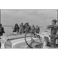 Inspection des parachutistes par le général Erskine en compagnie du colonel Salvan.