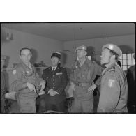 Des membres du PC arrière en pleine discussion (le commandant Solhelac, le colonel Le Peillet (AFA), le lieutenant-colonel Priot, le commandant Jaouen (observateur ONU)).
