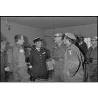 Des membres du PC arrière en pleine discussion (le commandant Solhelac, le colonel Le Peillet (AFA), le lieutenant-colonel Priot, le commandant Jaouen (observateur ONU)).