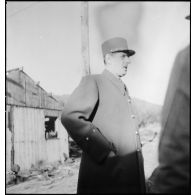 Le général de Gaulle, en visite auprès des unités du 2e corps d'armée (2e CA) sur le front des Vosges, est au col du Bonhomme.