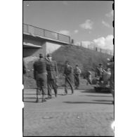 Le général de Gaulle et le général d'armée Jean de Lattre de Tassigny arrivent sur les lieux d'une prise d'armes à proximité de Karlsruhe.