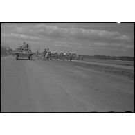 Défilé des automitrailleuses du 2e régiment de dragons (2e RD) au cours d'une prise d'armes sur une autoroute près de Karlsruhe.