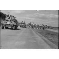 Défilé des automitrailleuses du 2e régiment de dragons (2e RD) au cours d'une prise d'armes sur une autoroute près de Karlsruhe.