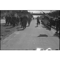 Le général de Gaulle, accompagnés de différentes autorités, passe les troupes à pied en revue au début de la prise d'armes près de Karlsruhe.