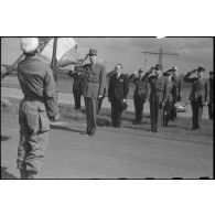 Les autorités civiles et militaires saluent  le drapeau du 4e RTM pendant l'exécution de la Marseillaise.