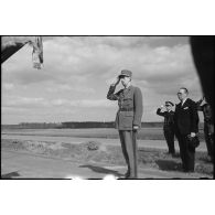 Le général de Gaulle salue le drapeau du 4e RTM pendant l'exécution de la Marseillaise.