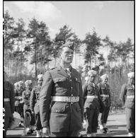 Portrait du chef de la nouba du 4e régiment de tirailleurs marocains (4e RTM) au cours de la cérémonie présidée par le général de Gaulle sur une autoroute près de Karlsruhe.