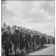 Les troupes de la 2e division d'infanterie marocaine (2e DIM) présentent les armes.au cours de la cérémonie présidée par le général de Gaulle sur une autoroute près de Karlsruhe.