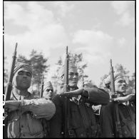 Lors de la prise d'armes sur une autoroute près de Karlsruhe, les tirailleurs de la 2e division d'infanterie marocaine (2e DIM) présentent les armes.