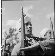 Lors de la prise d'armes sur une autoroute près de Karlsruhe, les tirailleurs de la 2e division d'infanterie marocaine (2e DIM) présentent les armes.