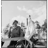 Officier supérieur du 2e régiment de dragons (2e RD) à bord d'une automitrailleuse au cours de la cérémonie présidée par le général de Gaulle sur une autoroute près de Karlsruhe.
