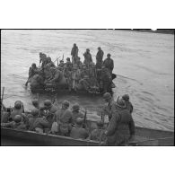 Des sapeurs du génie de la 1re armée française embarquent sur des bateaux d'assaut M2 assemblés en portière pour traverser le Rhin.