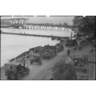 Un convoi de véhicules emprunte le pont flottant de classe 10 monté sur le Rhin à Spire par le 101e régiment du génie (101e RG) de la 1re armée française.