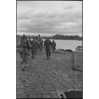 Des sapeurs du génie de la 1re armée française s'apprêtent à embarquer sur des bateaux d'assaut M2 pour traverser le Rhin.