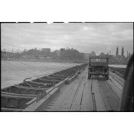Le véhicule du service cinématographique de l'Armée (SCA) emprunte le pont flottant Mannheim-Ludwigshafen monté par le génie américain.