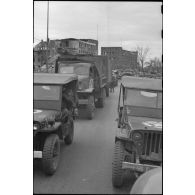 Un convoi de véhicules américains et français est dans l'attente d'emprunter le pont flottant Mannheim-Ludwigshafen pour traverser le Rhin.