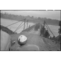 Le véhicule du service cinématographique de l'Armée (SCA) emprunte le pont flottant Mannheim-Ludwigshafen monté par le génie américain le 30 mars 1945.