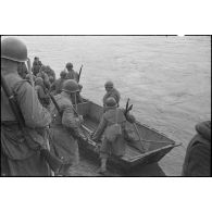 Des sapeurs du génie de la 1re armée française embarquent sur des barges d'assaut M2 pour traverser le Rhin.