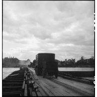 Un convoi traverse le Rhin sur le pont flottant monté par le génie américain entre Mannheim et Ludwigshafen.