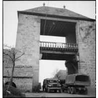Une porte d'entrée d'une commune du Bade-Wurtemberg. Des convois de véhicules français et américains passent cette porte.