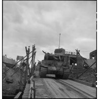 Colonne de chars Sherman M4 de la 1re armée française s'apprêtant à traverser le Rhin sur le pont flottant de Mannheim.