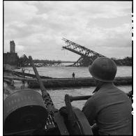 Poste de DCA américain déployé près du pont détruit de Mannheim.