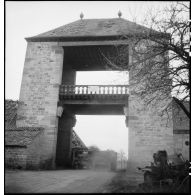 Une porte d'entrée d'une commune du Bade-Wurtemberg. Des convois de véhicules français et américains passent cette porte.