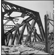 Le pont ferroviaire de Kehl détruit.