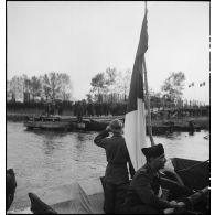 Des unités traversent le Rhin à bord de bateaux d'assaut M2 manoeuvrés par des équipages du génie.
